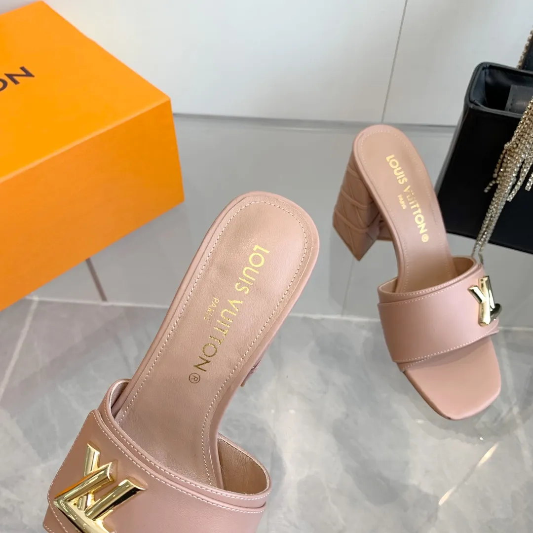 👟👟Ex-factory price 520👟👟 LV | Louis Vuitton ²⁰²³ 𝐬𝐬 🧡💚2️⃣0️⃣2️⃣4️⃣Early spring new model, top version⚠️ The counter features the latest models, square toe sandals, hard goods are new🆕 ❥Purchase level! Full of high-end feel! A popular model among bloggers at home and abroad, it’s retro and fashionable and looks amazing on your feet! Mainly recommended model on the official website★ ━━━━━ ЅᏇєєt ━━━━━ ▪️Upper: original cowhide + metal buckle ▪️Lining: imported goatskin lining ▪️Outsole: original Italian leather outsole ▪️Heel height: 5.5cm 9cm ▪️Shoe size: 35-39 (40 and 41 customized items are not returnable or exchangeable)